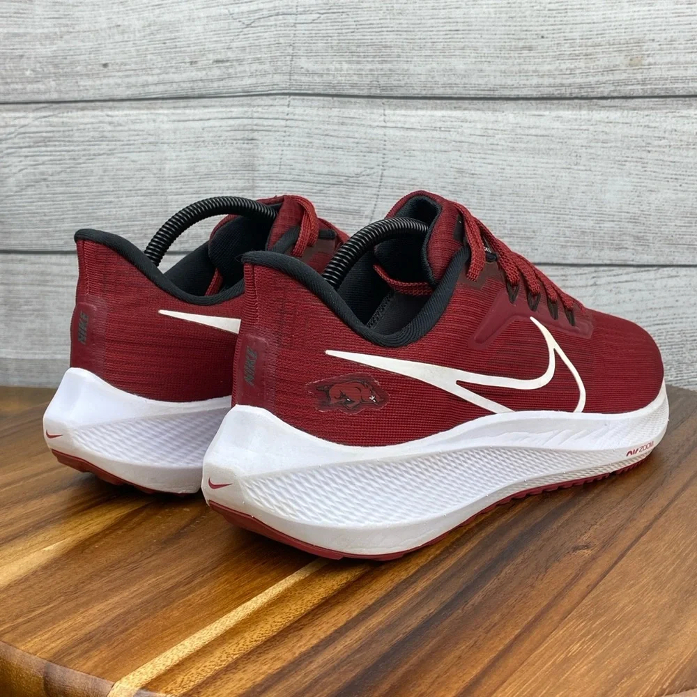 Nike Air Zoom Pegasus 39 Arkansas Razorbacks Shoe DR1989-600 Men’s Size 9.5